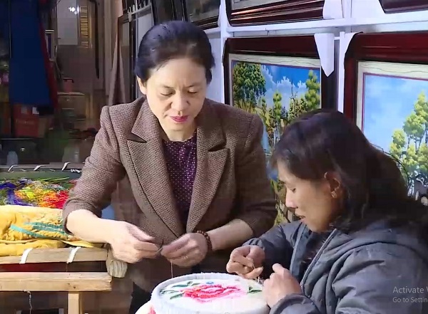 Những nữ nghệ nhân “giữ lửa” làng nghề - ảnh 5
