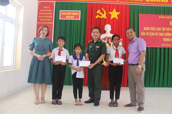 Thiêng liêng lá cờ Tổ quốc nơi Đất Mũi - ảnh 2