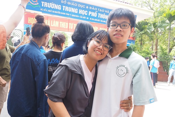 Người mẹ vượt hơn 10.000km đưa con đi thi vào lớp 10 - ảnh 1