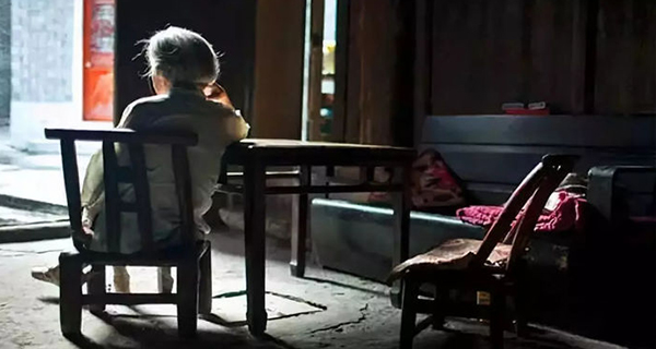 Về già nhờ con, sao khó thế? - ảnh 1