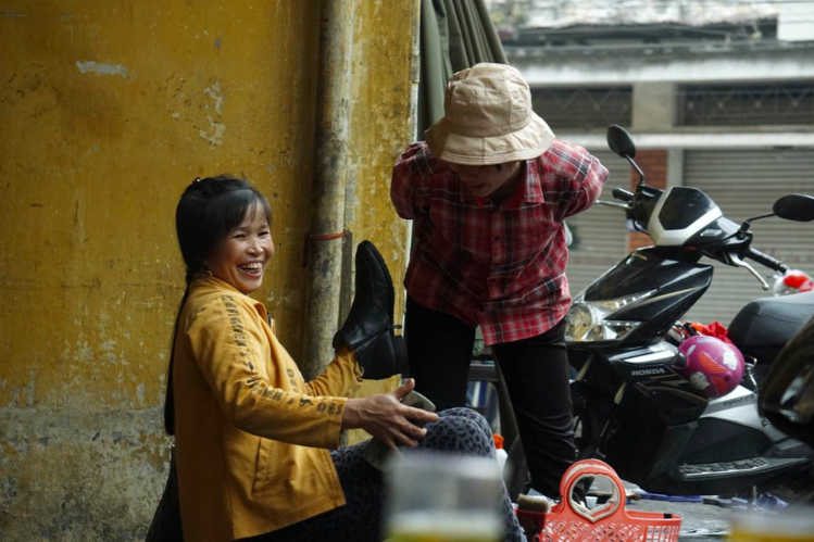 Góc khuất mưu sinh của những phụ nữ đánh giày trên đường phố - ảnh 2