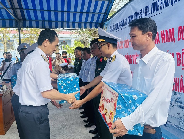 Mang mùa xuân đến với cán bộ, chiến sĩ hải quân - ảnh 1