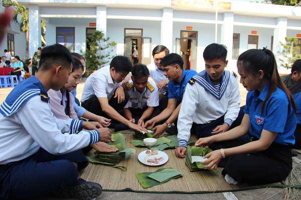 Mang mùa xuân đến với cán bộ, chiến sĩ hải quân - ảnh 3