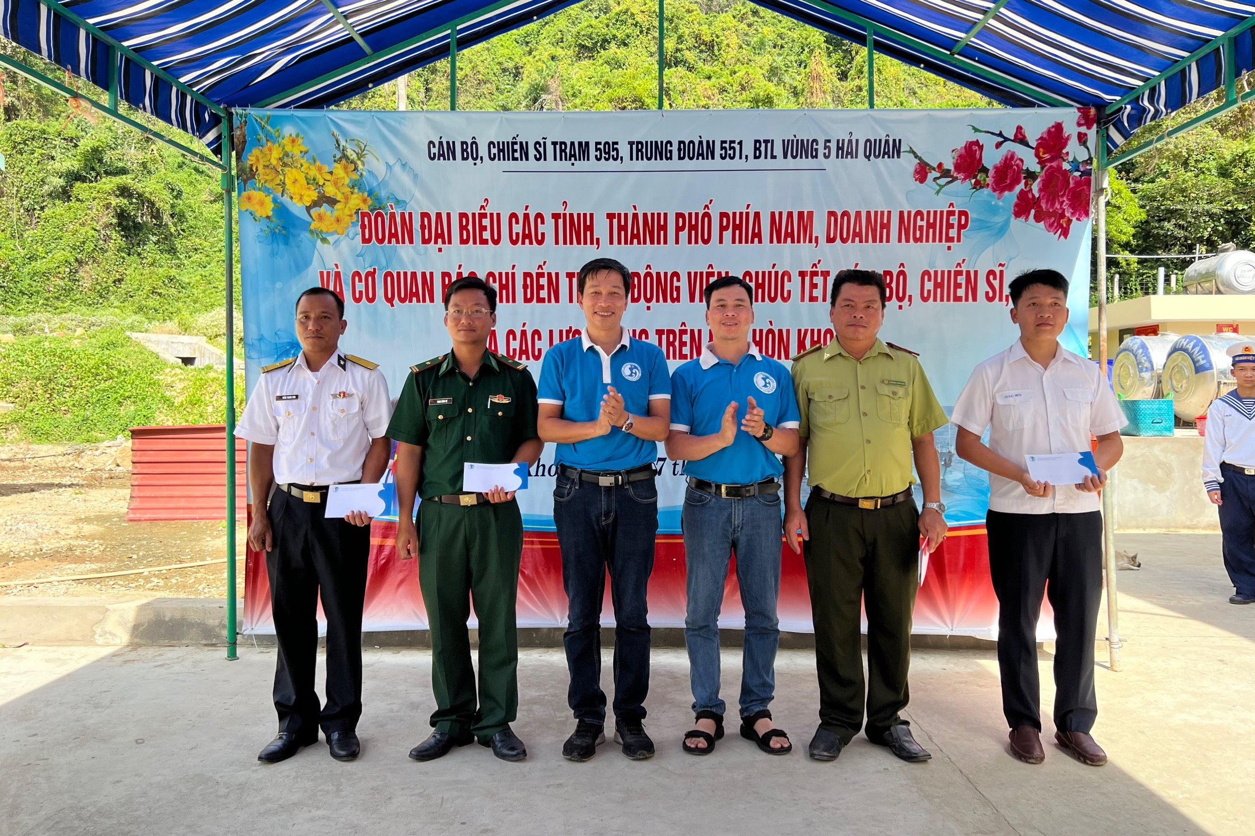 Mang mùa xuân đến với cán bộ, chiến sĩ hải quân - ảnh 4