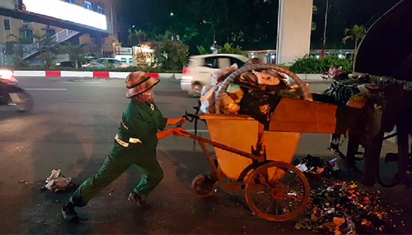 Những phụ nữ ngày đêm giữ sạch đường phố Hà Nội - ảnh 1