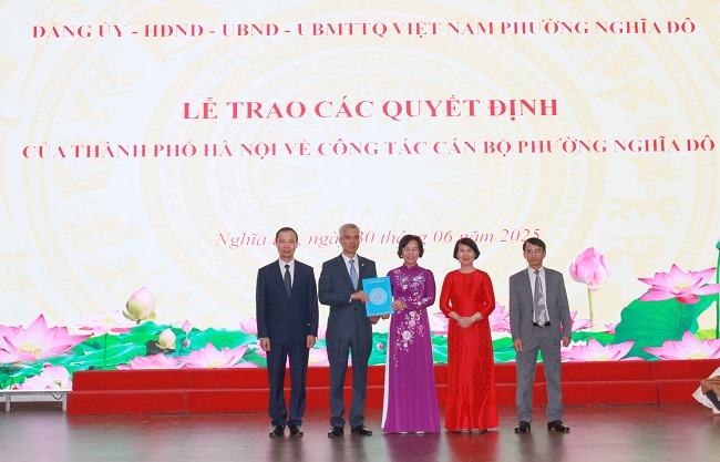 Trao các quyết định của Thành phố Hà Nội về công tác cán bộ phường Cầu Giấy, Nghĩa Đô, Yên Hòa - ảnh 2
