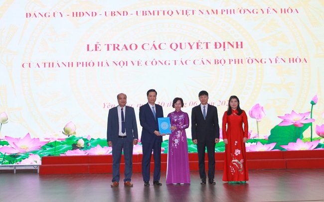 Trao các quyết định của Thành phố Hà Nội về công tác cán bộ phường Cầu Giấy, Nghĩa Đô, Yên Hòa - ảnh 3