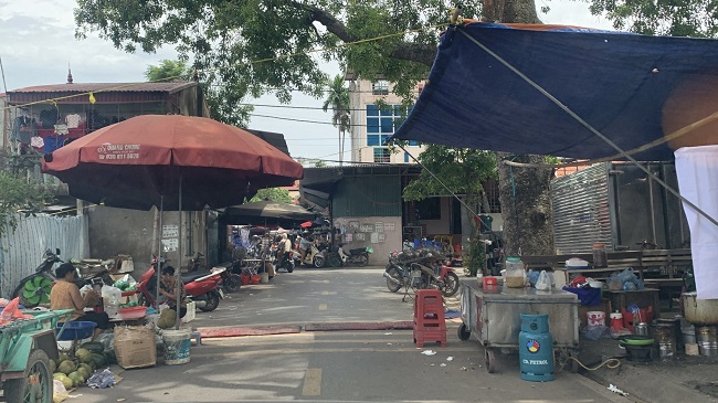Hà Nội xử lý dứt điểm chợ cóc, chợ tạm trong năm 2025 - ảnh 1