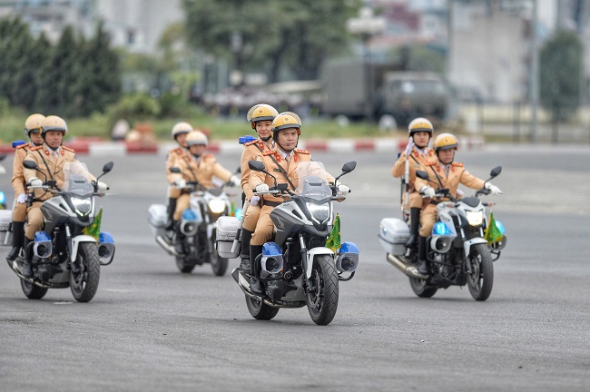 Chuyện nghề của những “bóng hồng” cảnh sát giao thông dẫn đoàn - ảnh 3