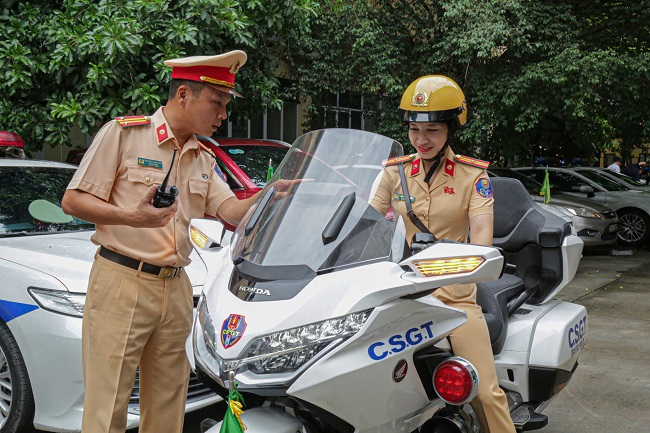 Chuyện nghề của những “bóng hồng” cảnh sát giao thông dẫn đoàn - ảnh 4