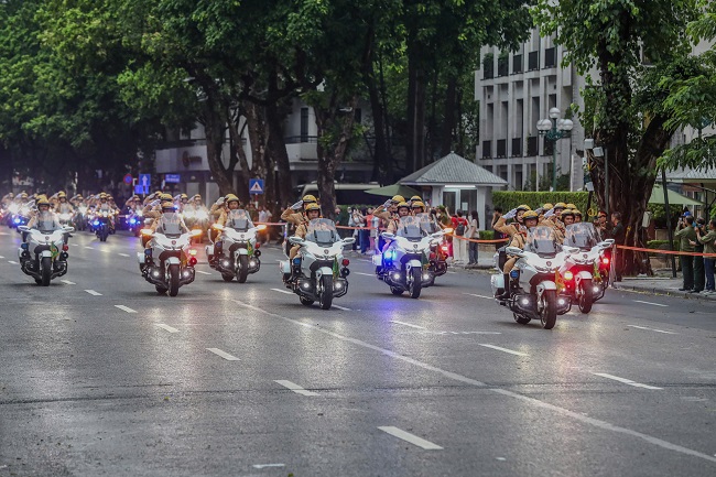 Chuyện nghề của những “bóng hồng” cảnh sát giao thông dẫn đoàn - ảnh 1