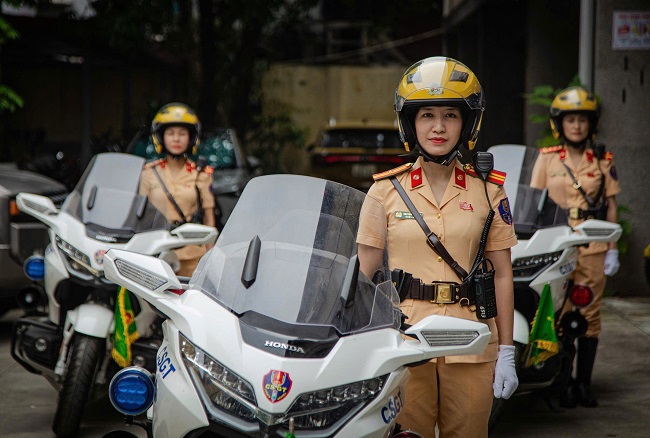 Chuyện nghề của những “bóng hồng” cảnh sát giao thông dẫn đoàn - ảnh 5