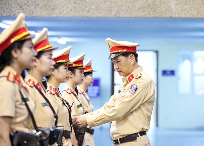 Chuyện nghề của những “bóng hồng” cảnh sát giao thông dẫn đoàn - ảnh 2