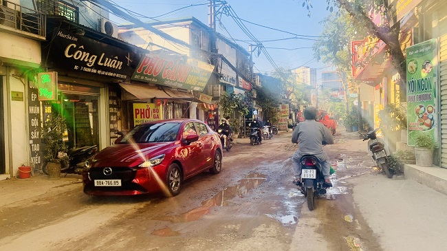 Đường Thanh Bình xuống cấp nghiêm trọng, gây mất an toàn giao thông kéo dài - ảnh 1