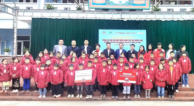 Trao yêu thương, tiếp sức cho học sinh vùng cao vững bước đến trường - ảnh 1