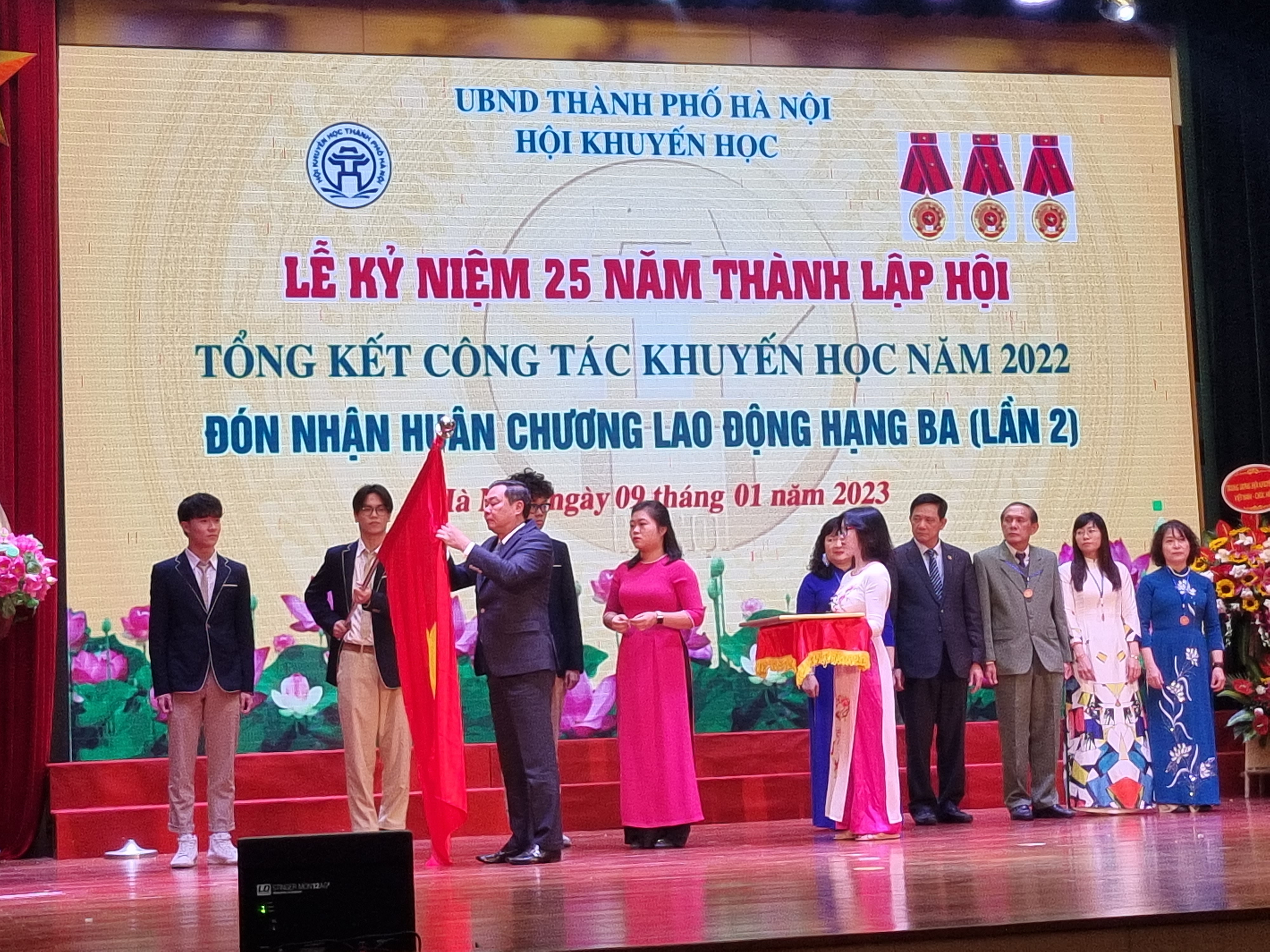 Kỷ niệm 25 năm ngày thành lập và đón nhận Huân chương Lao động hạng Ba - ảnh 2