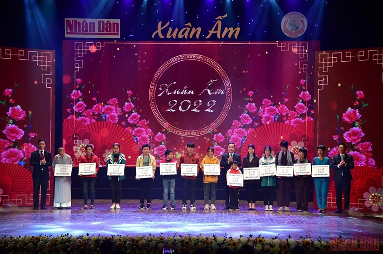 Trao tặng nhà, sổ tiết kiệm và học bổng cho các hoàn cảnh đặc biệt khó khăn - ảnh 2