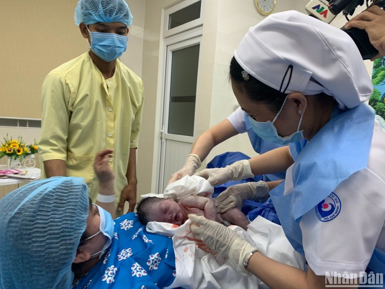 Thành phố Hồ Chí Minh đón chào những công dân đầu tiên năm mới Quý Mão 2023 - ảnh 1