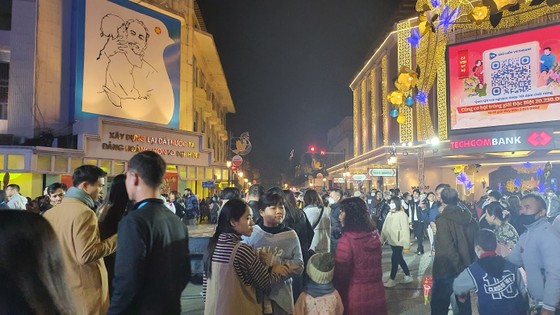 Người dân Thủ đô đón năm mới trong không khí vui tươi - ảnh 1