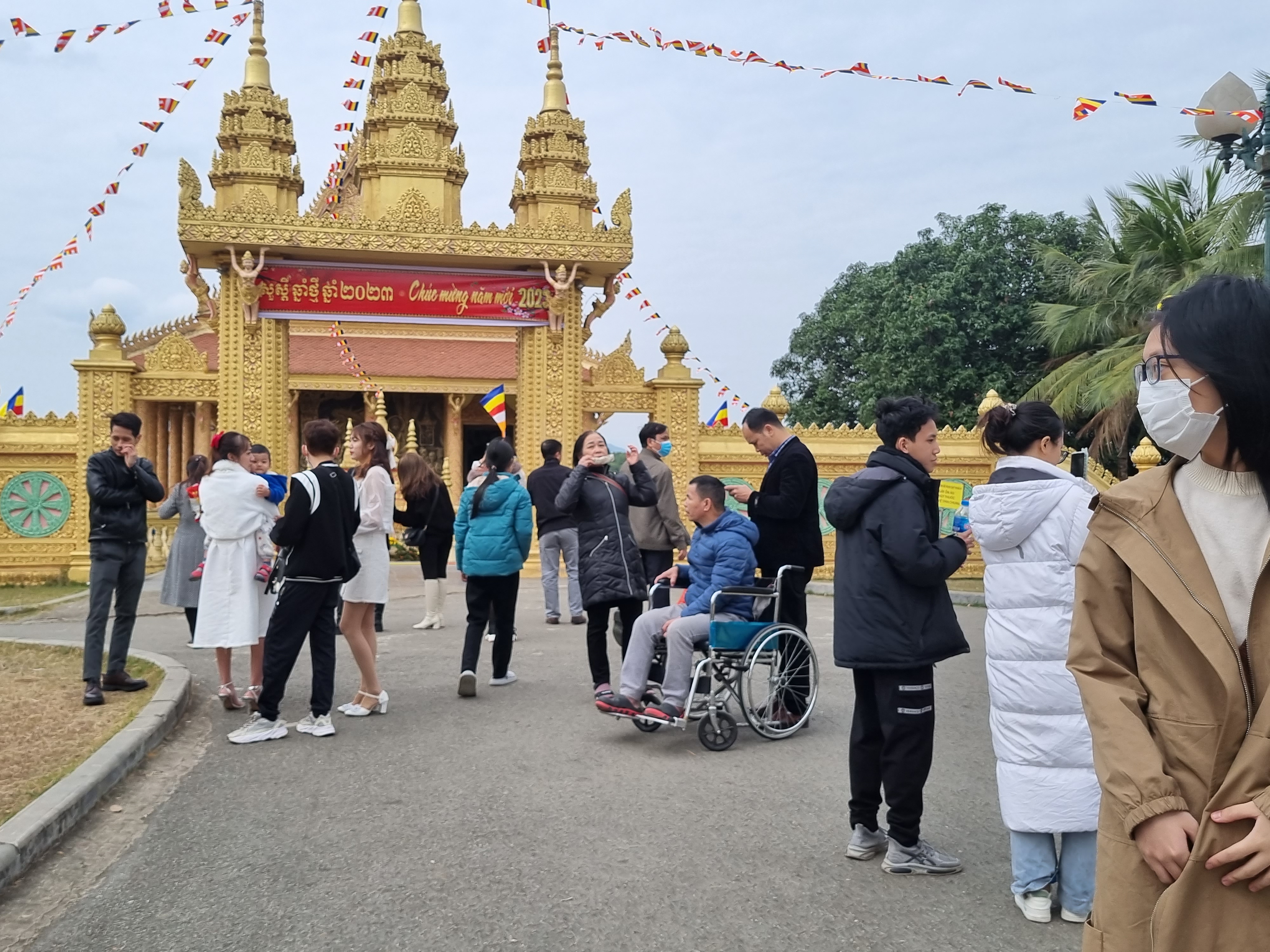 Làng văn hóa du lịch các dân tộc Việt Nam rộn ràng đón khách - ảnh 1