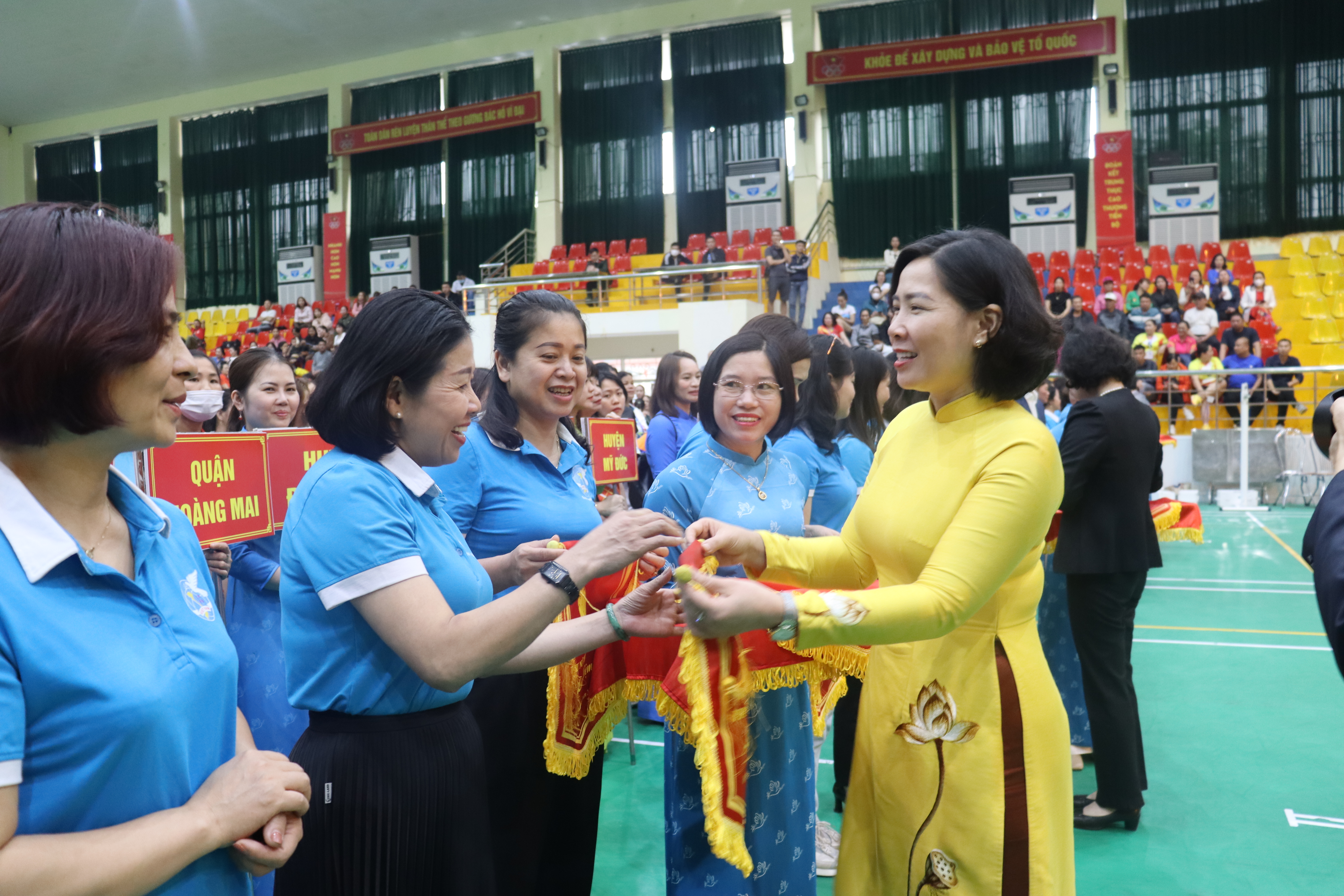 Khai mạc Giải bóng chuyền hơi phụ nữ Thủ đô năm 2023 - ảnh 3
