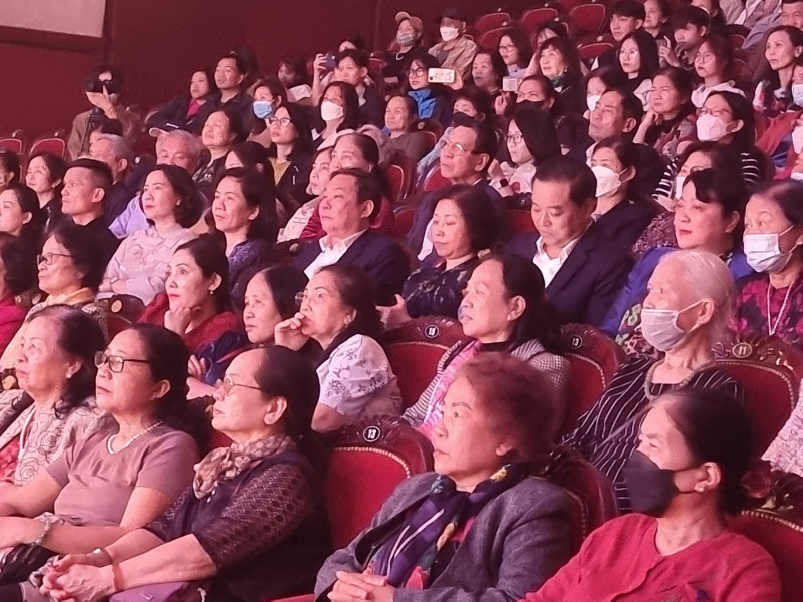 Ban Vì sự tiến bộ của phụ nữ Thành phố tổ chức hoạt động xem chương trình nghệ thuật - ảnh 1
