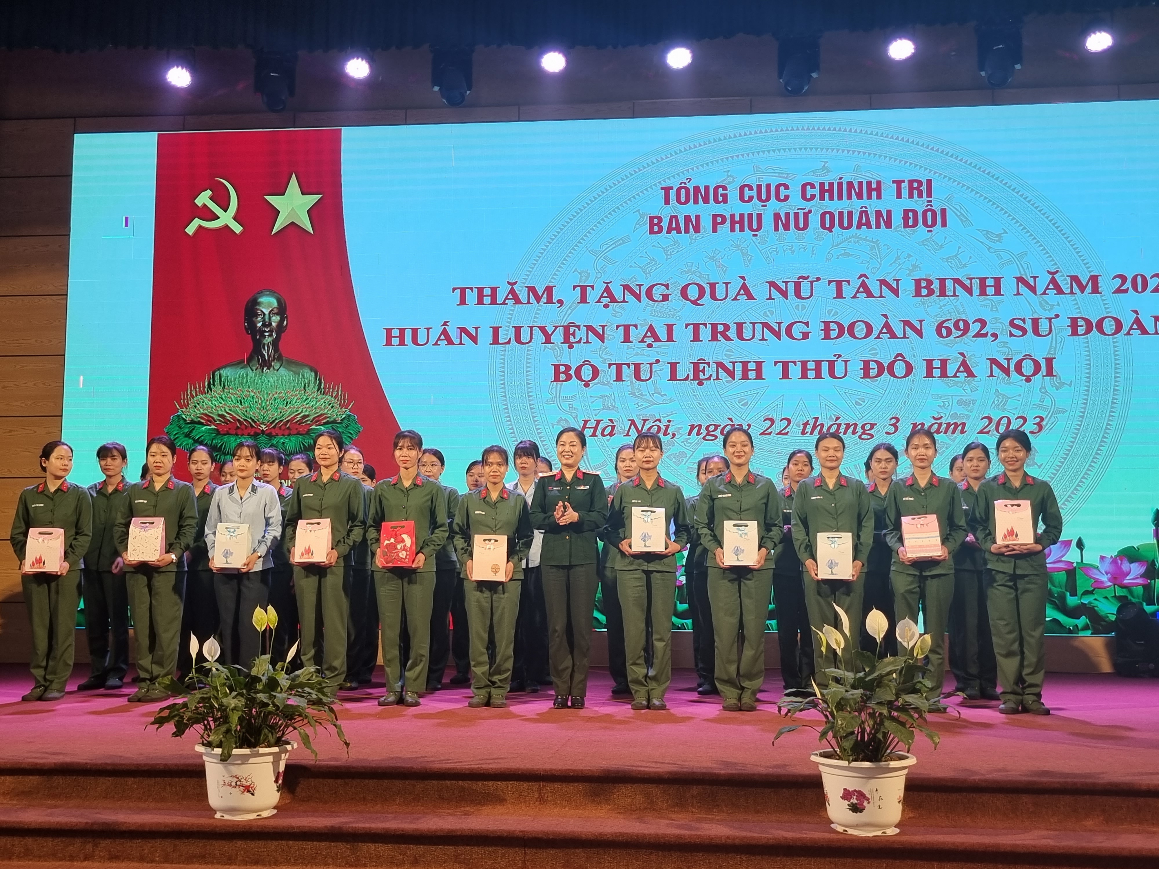Hội LHPN Hà Nội tặng quà nữ tân binh tại Trung đoàn 692 - ảnh 1