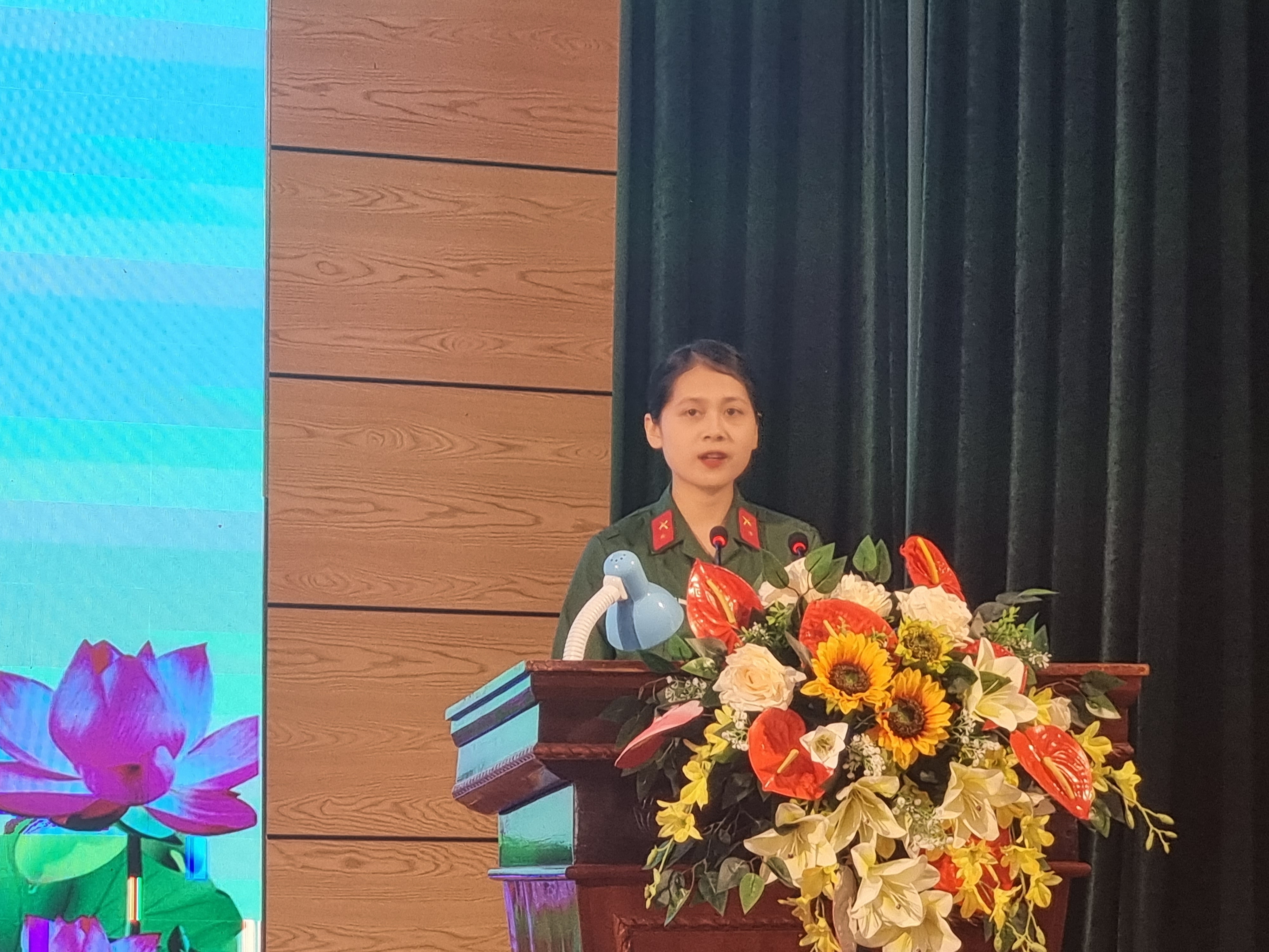 Hội LHPN Hà Nội tặng quà nữ tân binh tại Trung đoàn 692 - ảnh 3