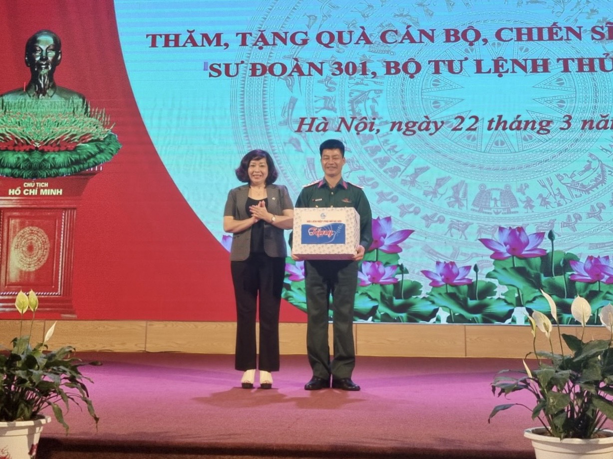 Hội LHPN Hà Nội tặng quà nữ tân binh tại Trung đoàn 692 - ảnh 5