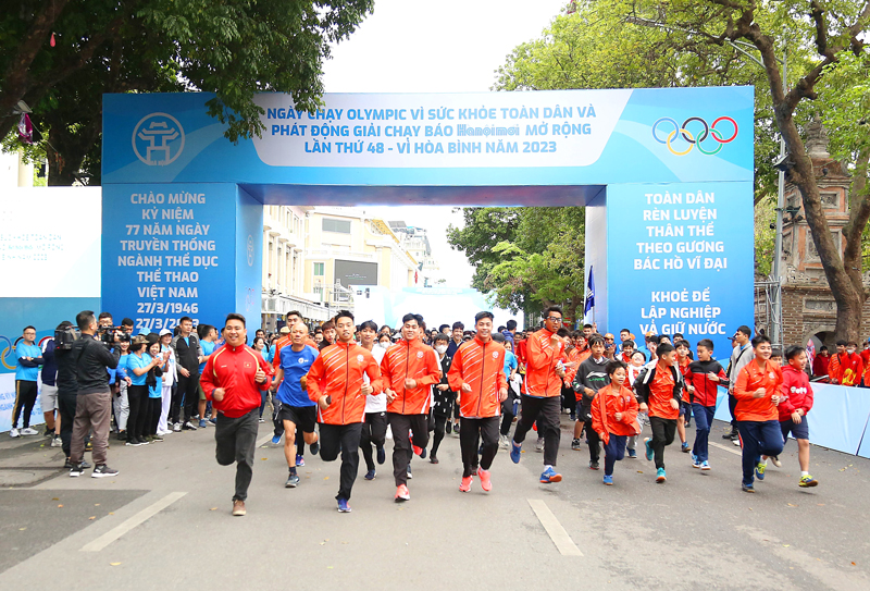 Sôi nổi Ngày chạy Olympic Vì sức khỏe toàn dân và phát động Giải chạy Báo Hànôịmới mở rộng lần thứ 48 - ảnh 1