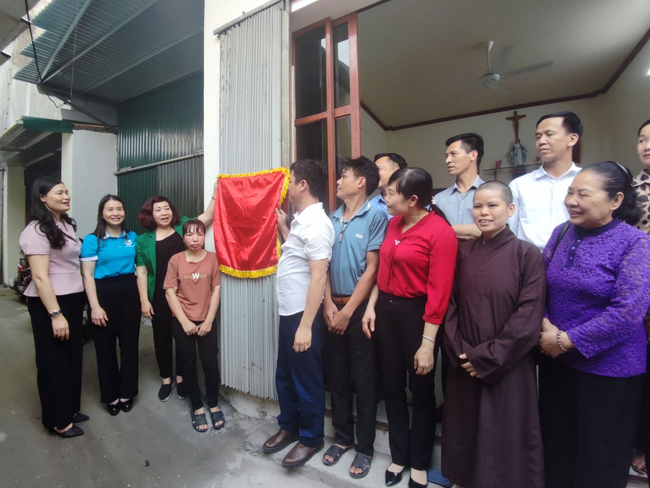 Hội LHPN Hà Nội: Bàn giao “Mái ấm tình thương” cho hội viên phụ nữ có hoàn cảnh khó khăn - ảnh 1