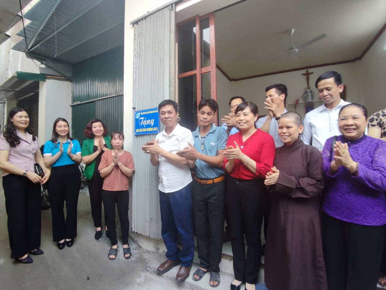 Hội LHPN Hà Nội: Bàn giao “Mái ấm tình thương” cho hội viên phụ nữ có hoàn cảnh khó khăn - ảnh 2