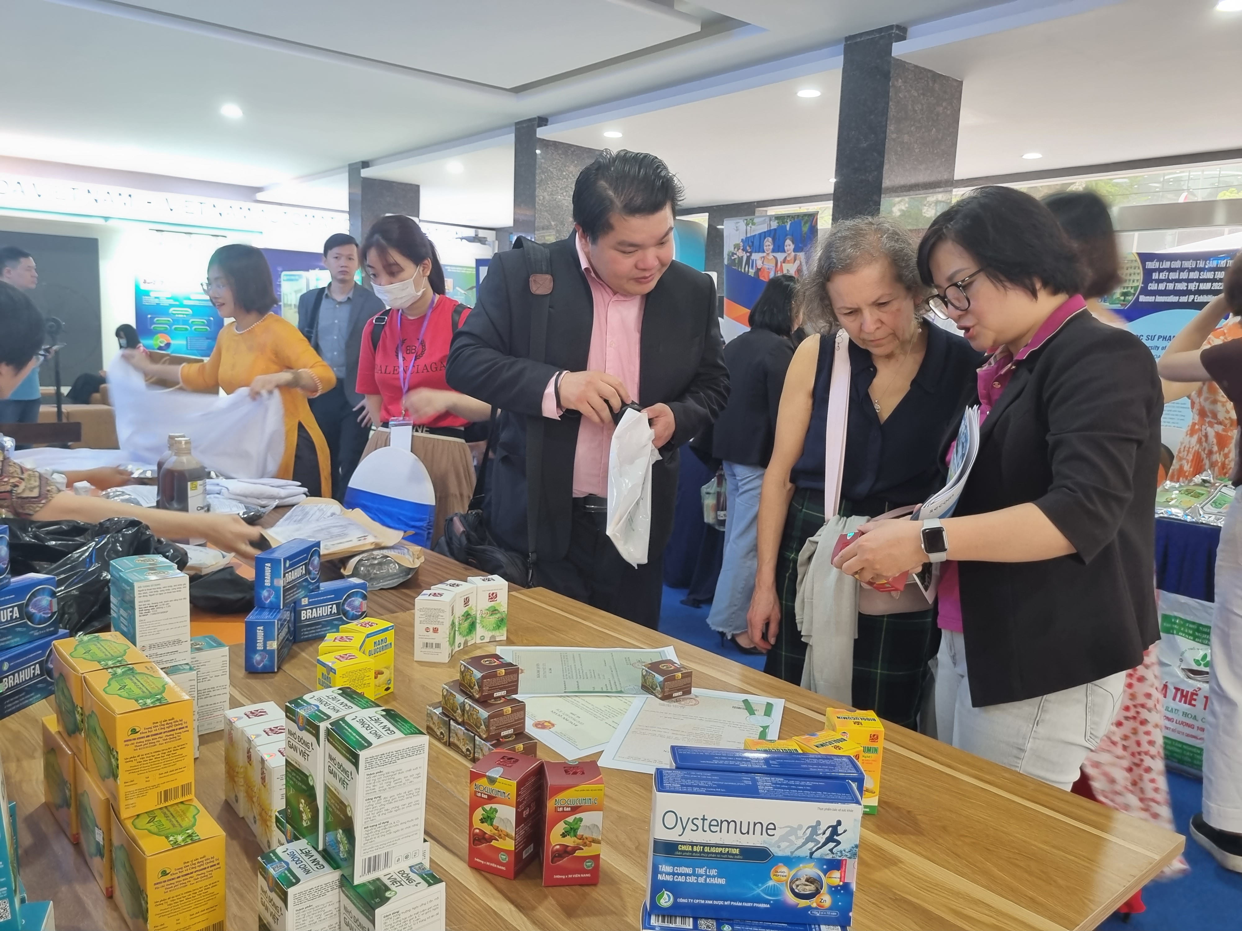 Triển lãm Tài sản trí tuệ và kết quả đổi mới sáng tạo của nữ trí thức Việt Nam - ảnh 3