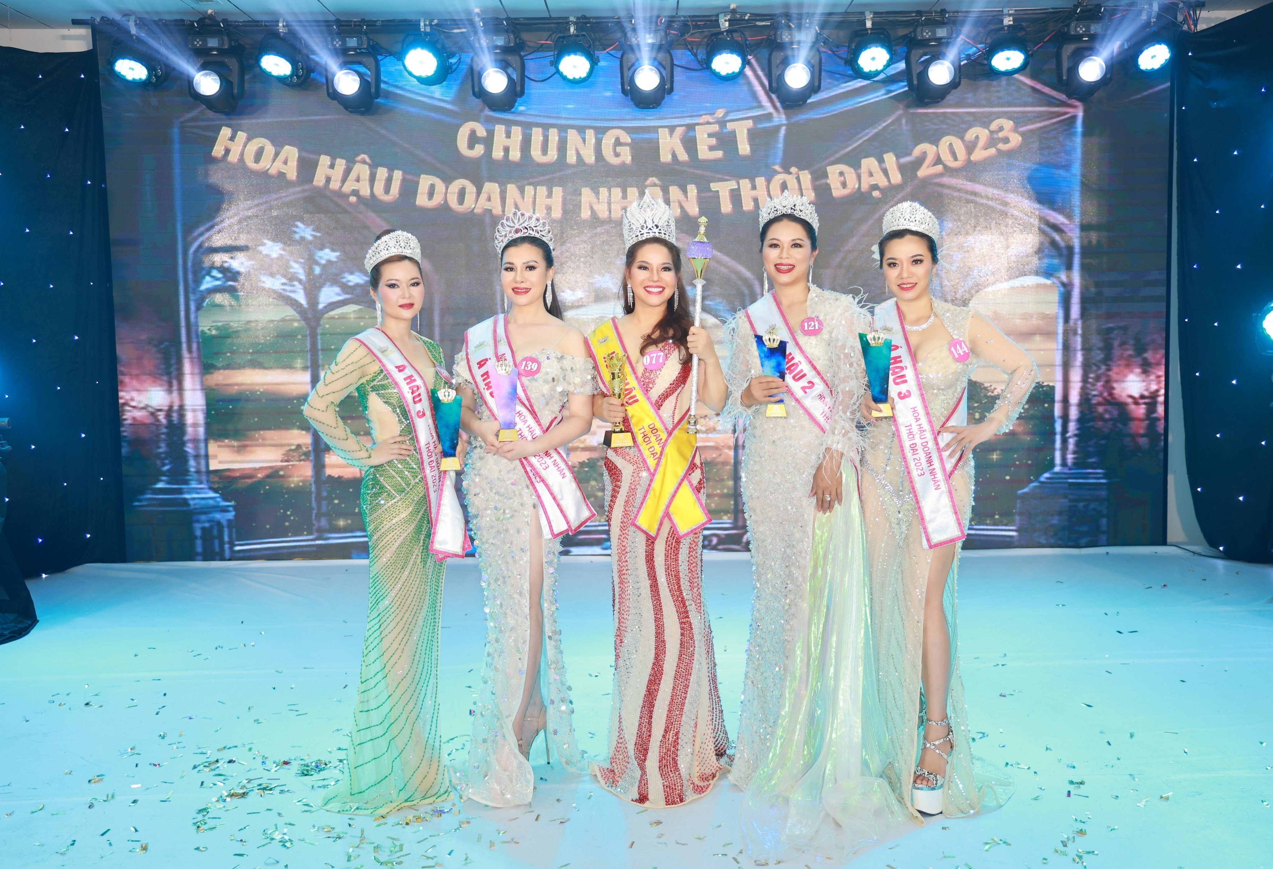 Lê Thị Thắm đăng quang ngôi vị Hoa hậu Doanh nhân thời đại 2023 - ảnh 1