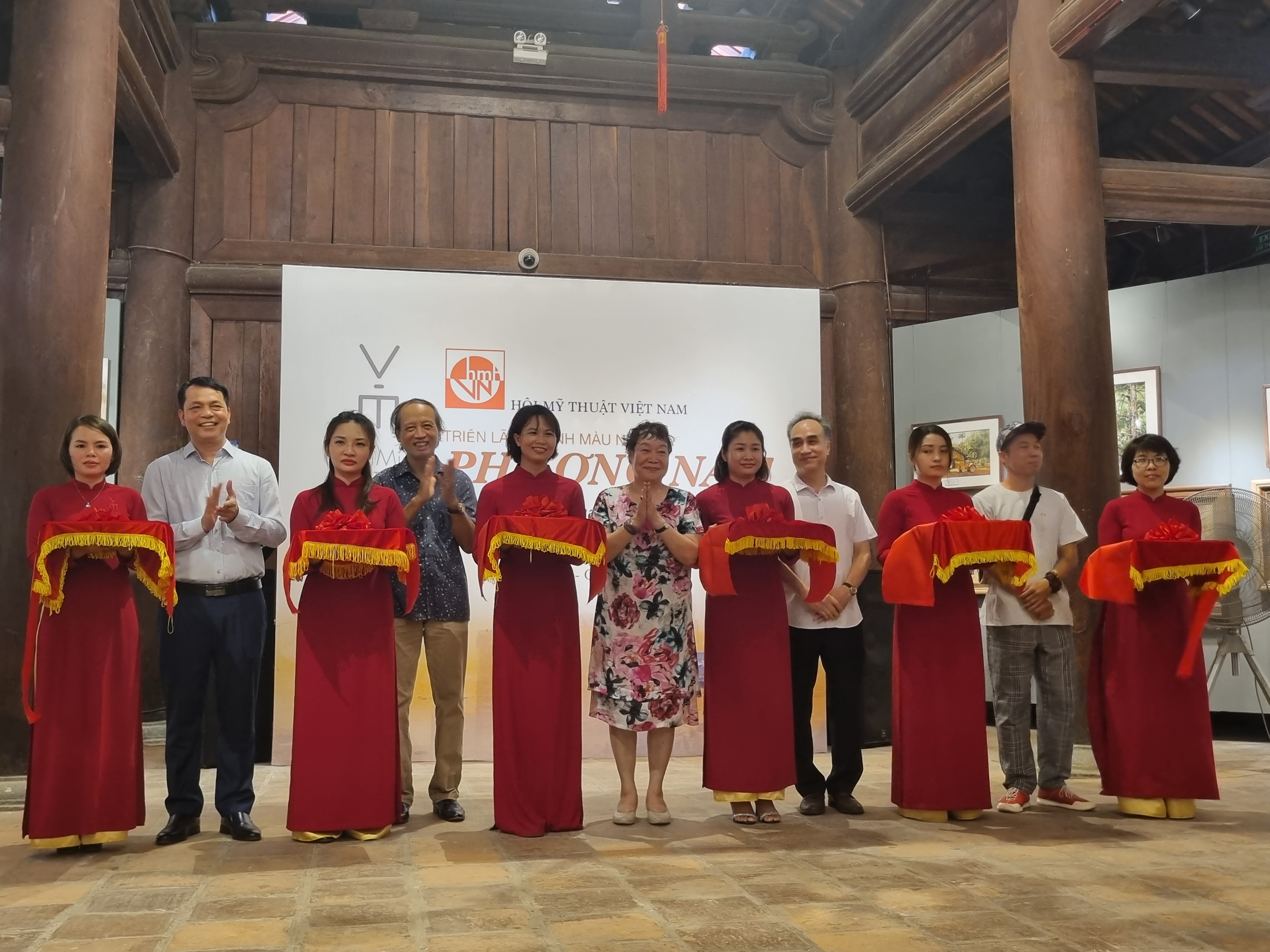 Trưng bày hơn 100 bức tranh màu nước về văn hóa, con người Phương Nam - ảnh 1