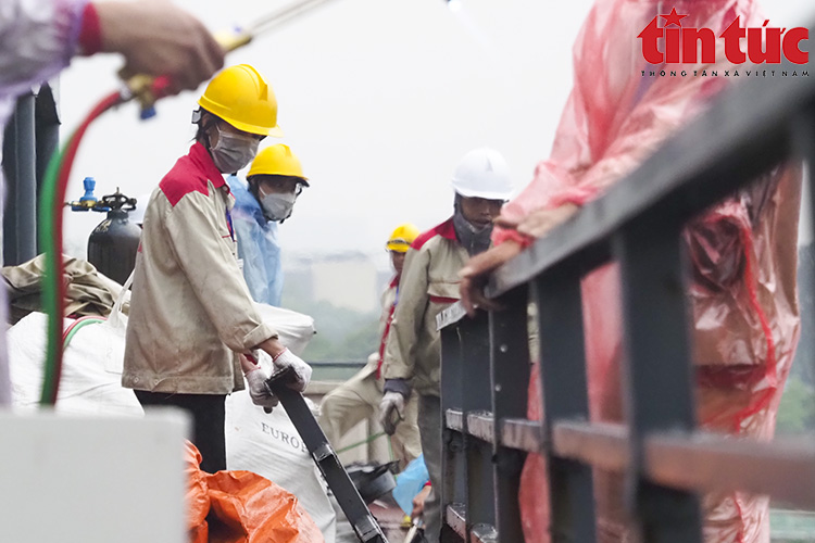 Hà Nội tiếp tục tháo dỡ, di dời hai du thuyền ra khỏi Hồ Tây - ảnh 1