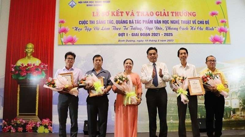 Trao giải cuộc thi sáng tác tác phẩm văn học nghệ thuật với chủ đề học tập và làm theo Bác Hồ - ảnh 1
