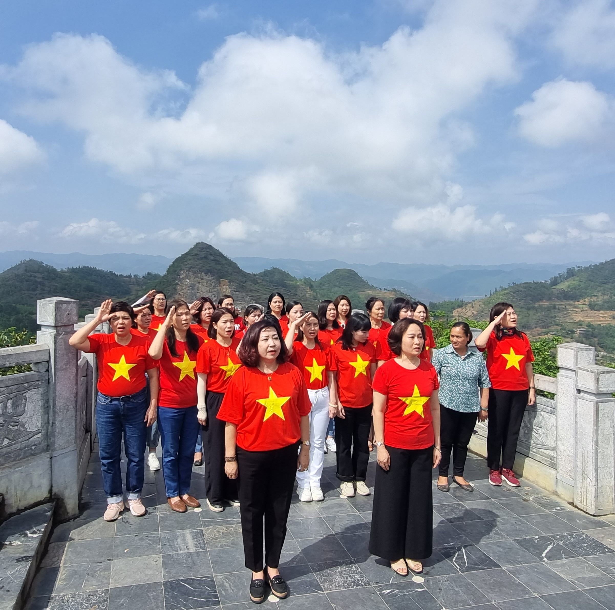 Hội LHPN Hà Nội: Thăm và trao đổi kinh nghiệm phát triển các mô hình kinh tế tập thể tại Hà Giang - ảnh 5
