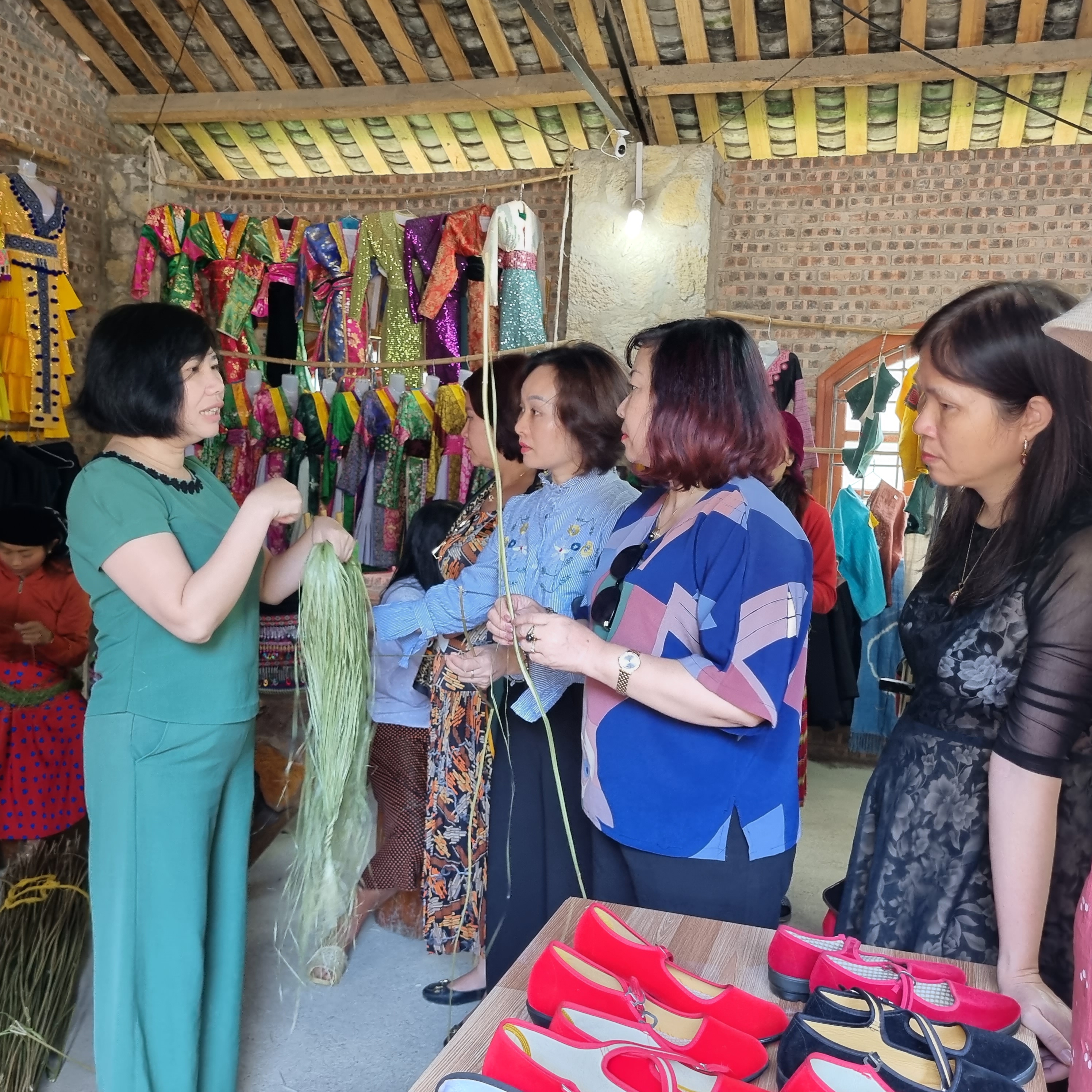Hội LHPN Hà Nội: Thăm và trao đổi kinh nghiệm phát triển các mô hình kinh tế tập thể tại Hà Giang - ảnh 4