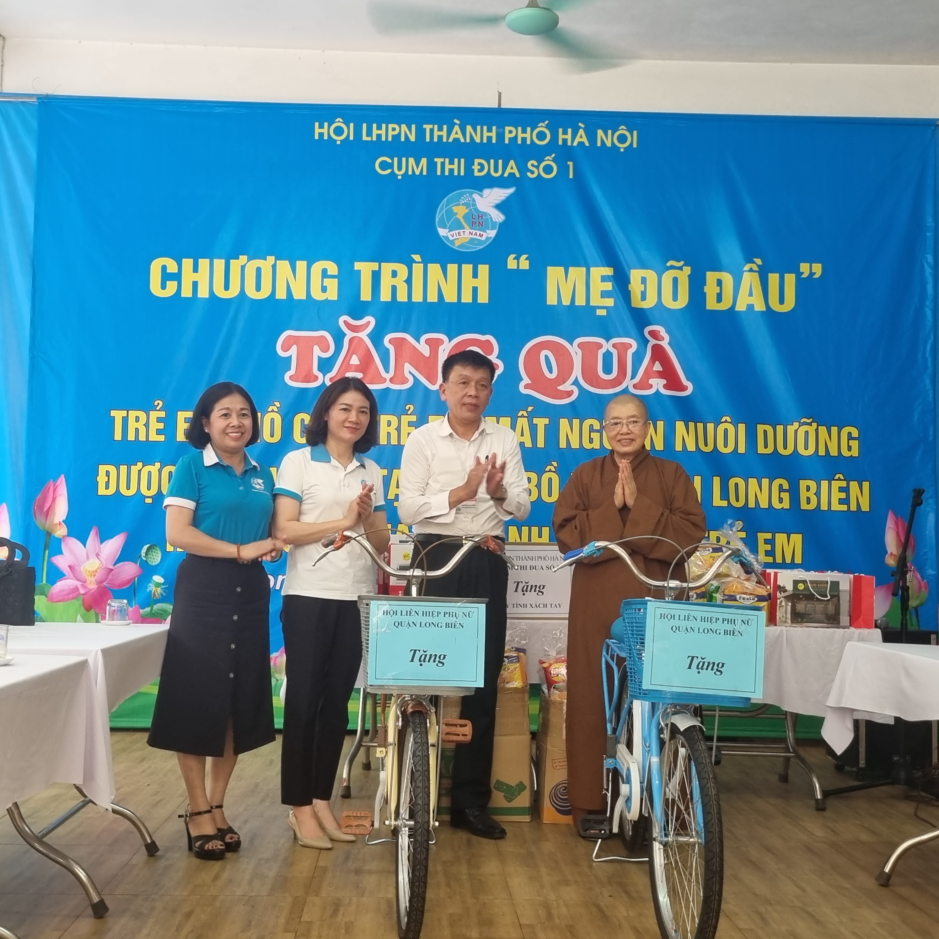 Cụm Thi đua số 1 Hội LHPN Hà Nội: Thăm tặng quà trẻ mồ côi ở chùa Bồ Đề - ảnh 2