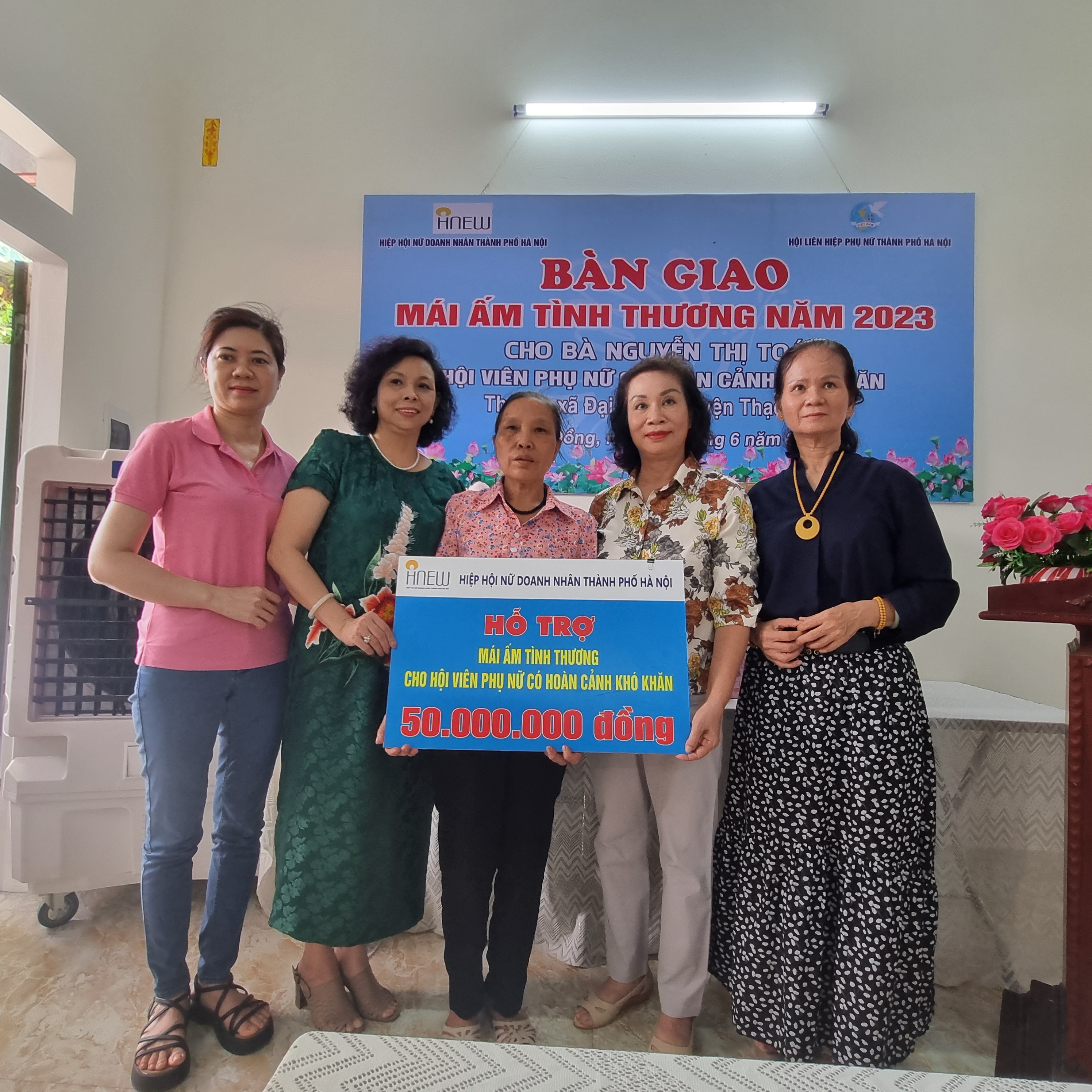 Hội LHPN Hà Nội: Bàn giao nhà Mái ấm tình thương cho hội viên có hoàn cảnh khó khăn tại huyện Thạch Thất - ảnh 2