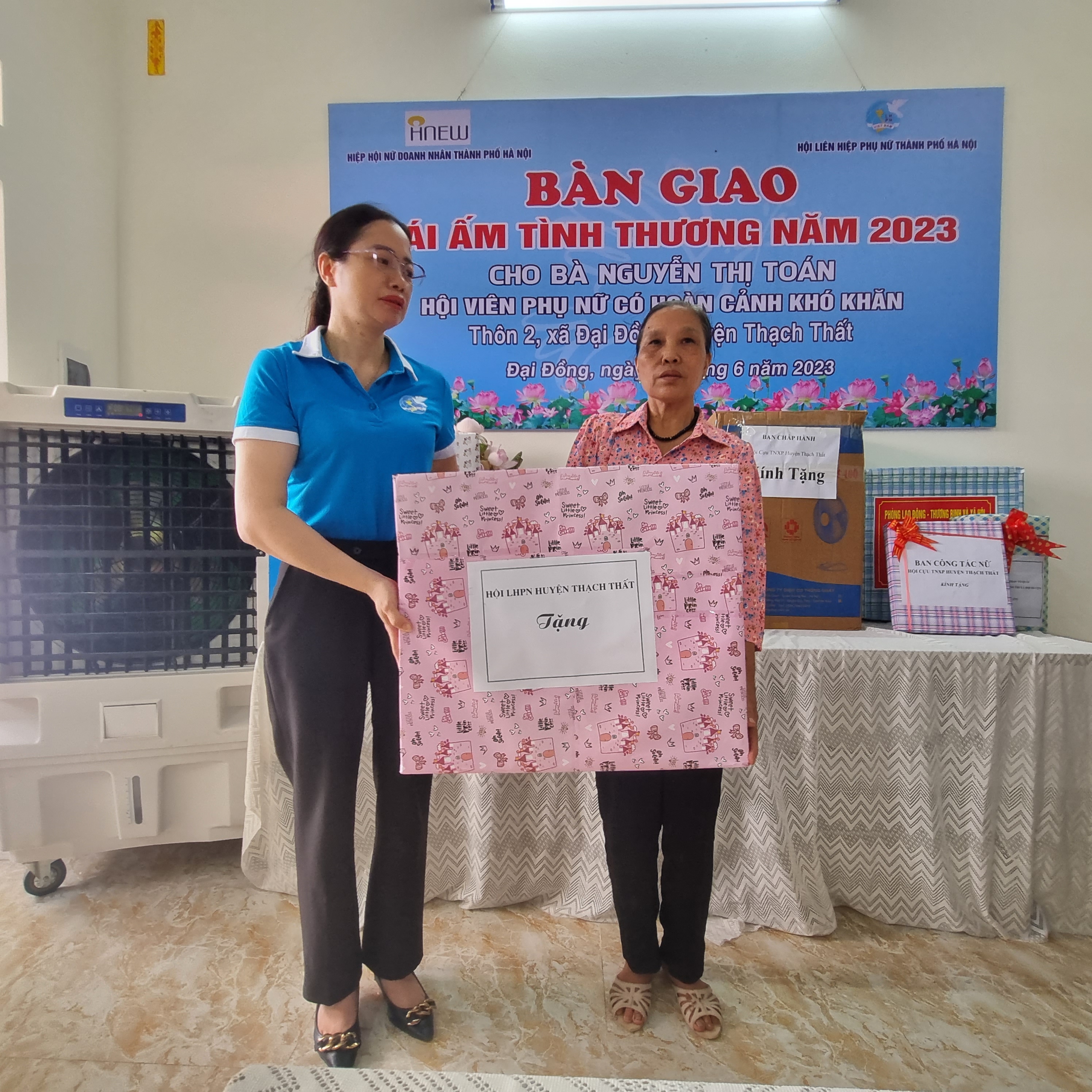 Hội LHPN Hà Nội: Bàn giao nhà Mái ấm tình thương cho hội viên có hoàn cảnh khó khăn tại huyện Thạch Thất - ảnh 4