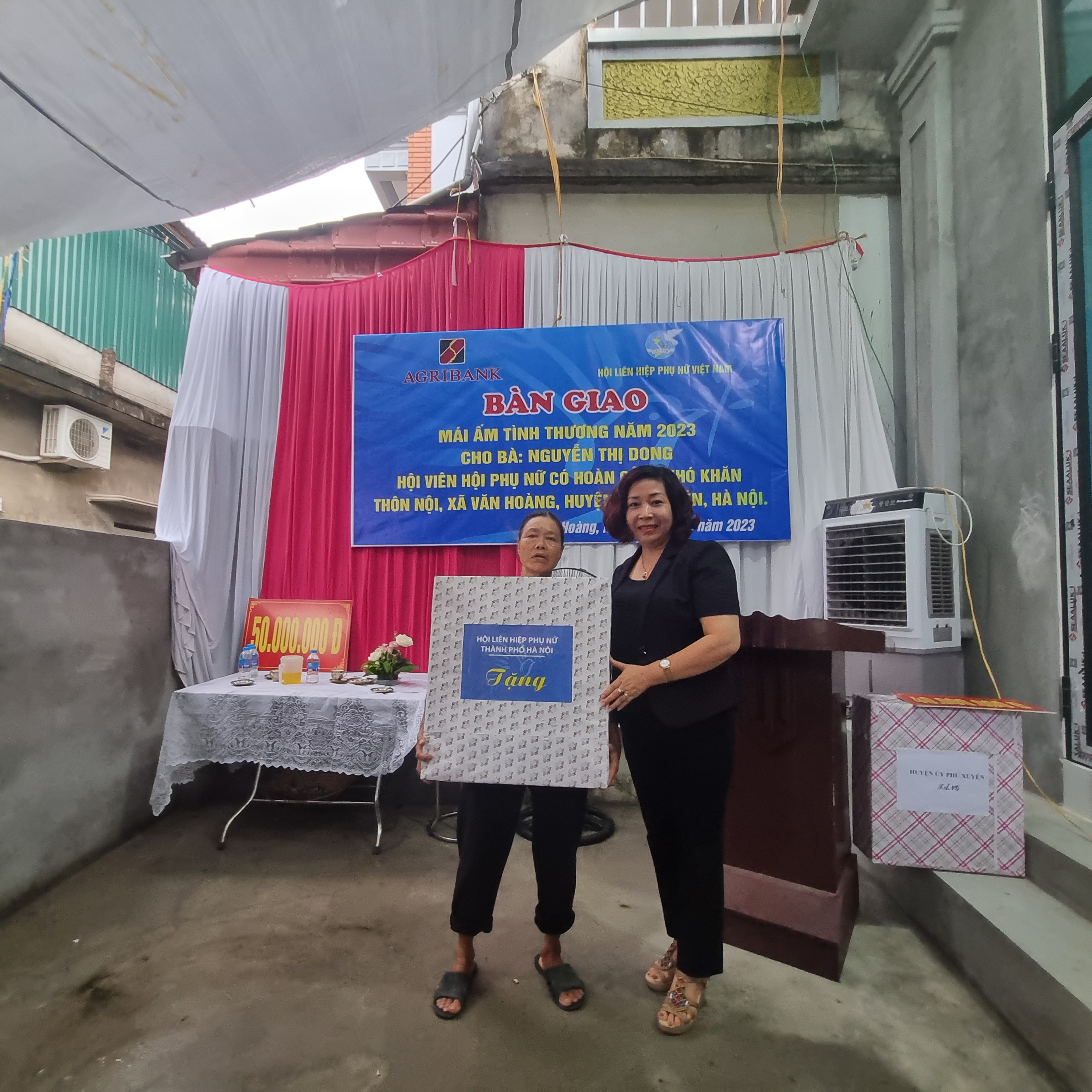 Hội LHPN Hà Nội: Bàn giao “Mái ấm tình thương” cho hội viên phụ nữ có hoàn cảnh khó khăn - ảnh 4