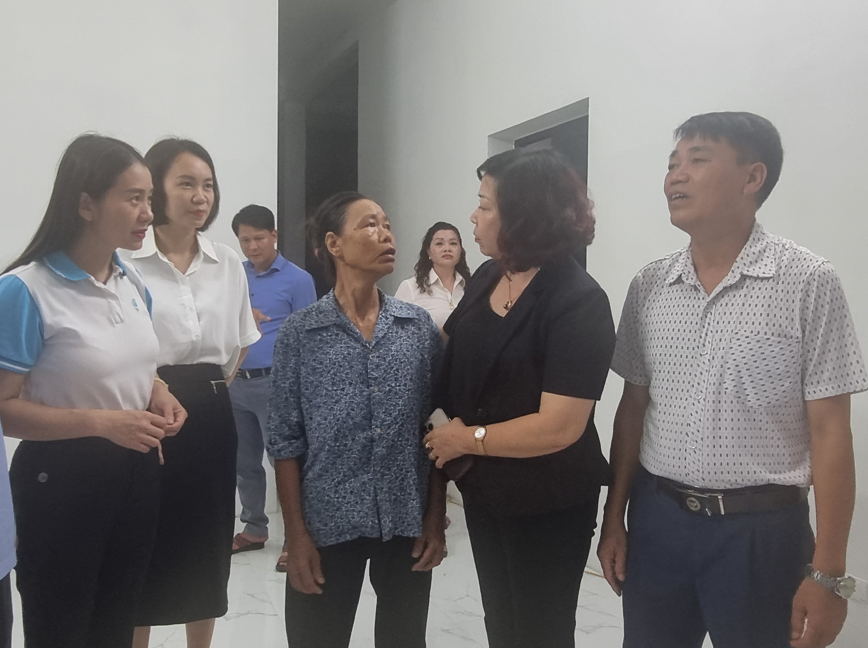 Hội LHPN Hà Nội: Bàn giao “Mái ấm tình thương” cho hội viên phụ nữ có hoàn cảnh khó khăn - ảnh 7