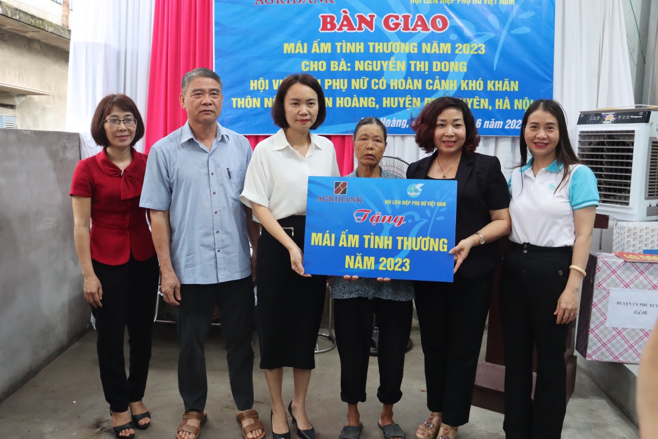 Hội LHPN Hà Nội: Bàn giao “Mái ấm tình thương” cho hội viên phụ nữ có hoàn cảnh khó khăn - ảnh 3