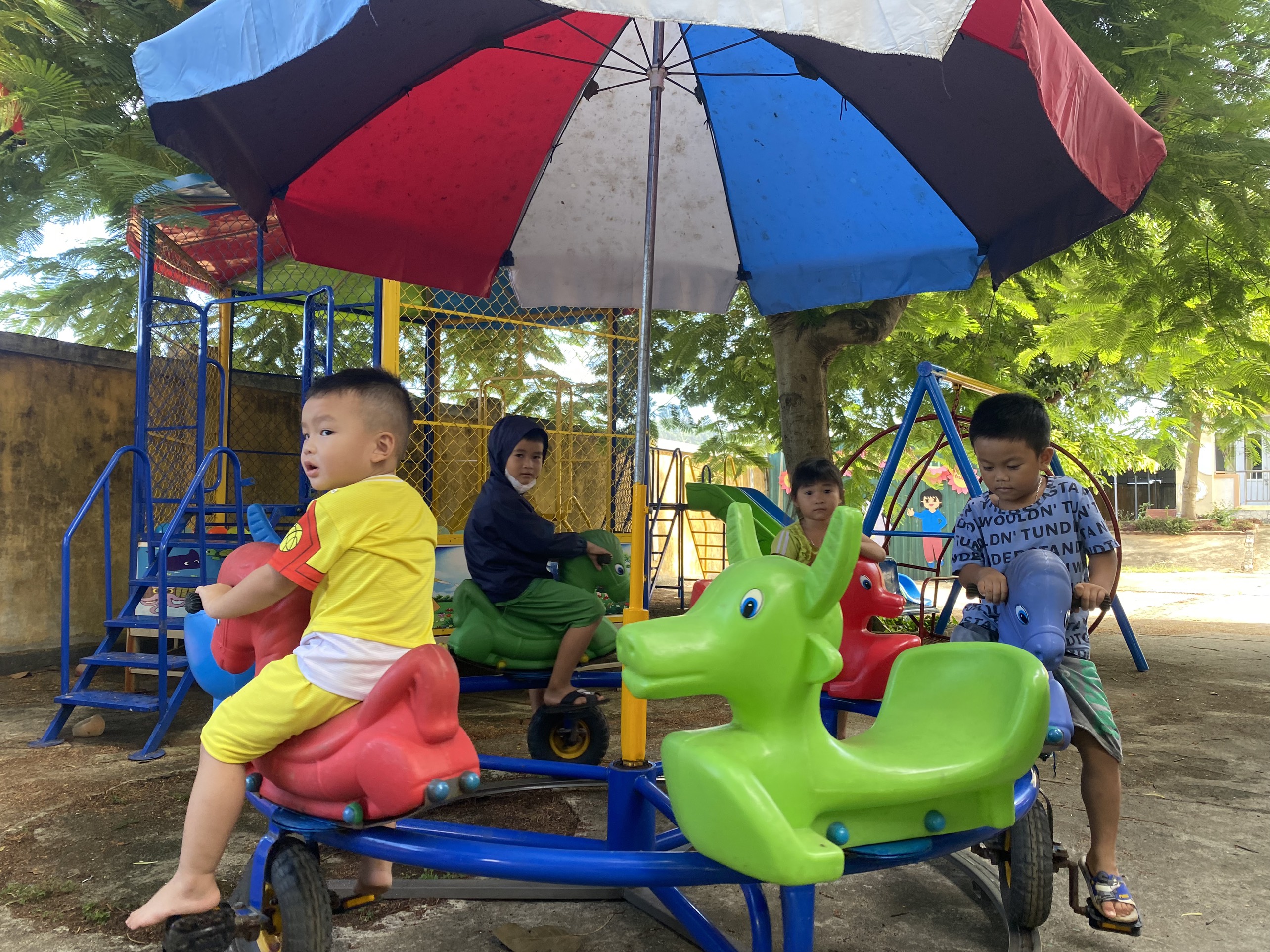 Thành đoàn Hà Nội trao tặng sân chơi cho thiếu nhi huyện đảo Lý Sơn - ảnh 2