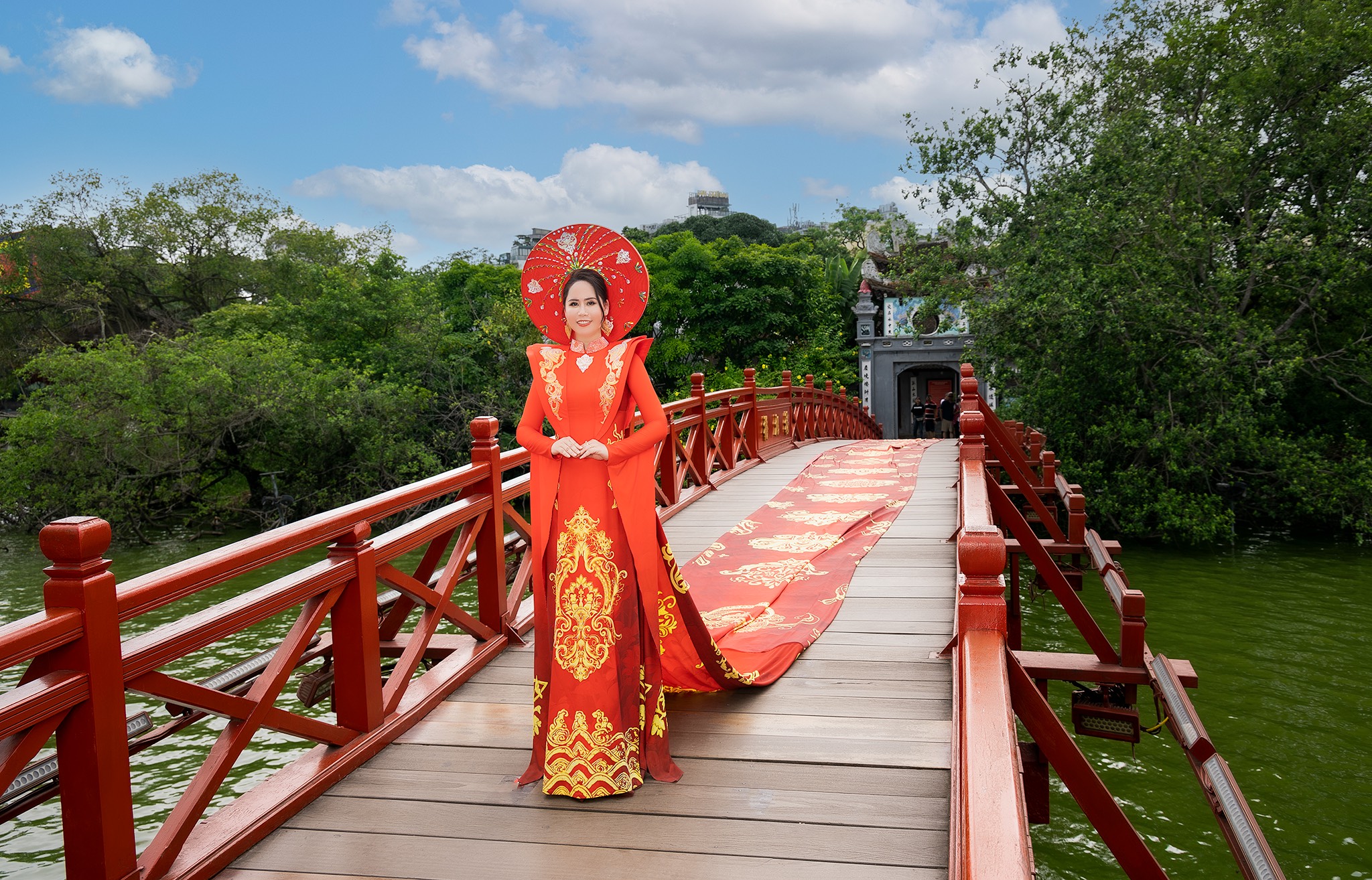 Áo dài “Dấu ấn thời gian” của NTK Hoàng Ly xác lập kỷ lục Guiness Việt Nam - ảnh 6