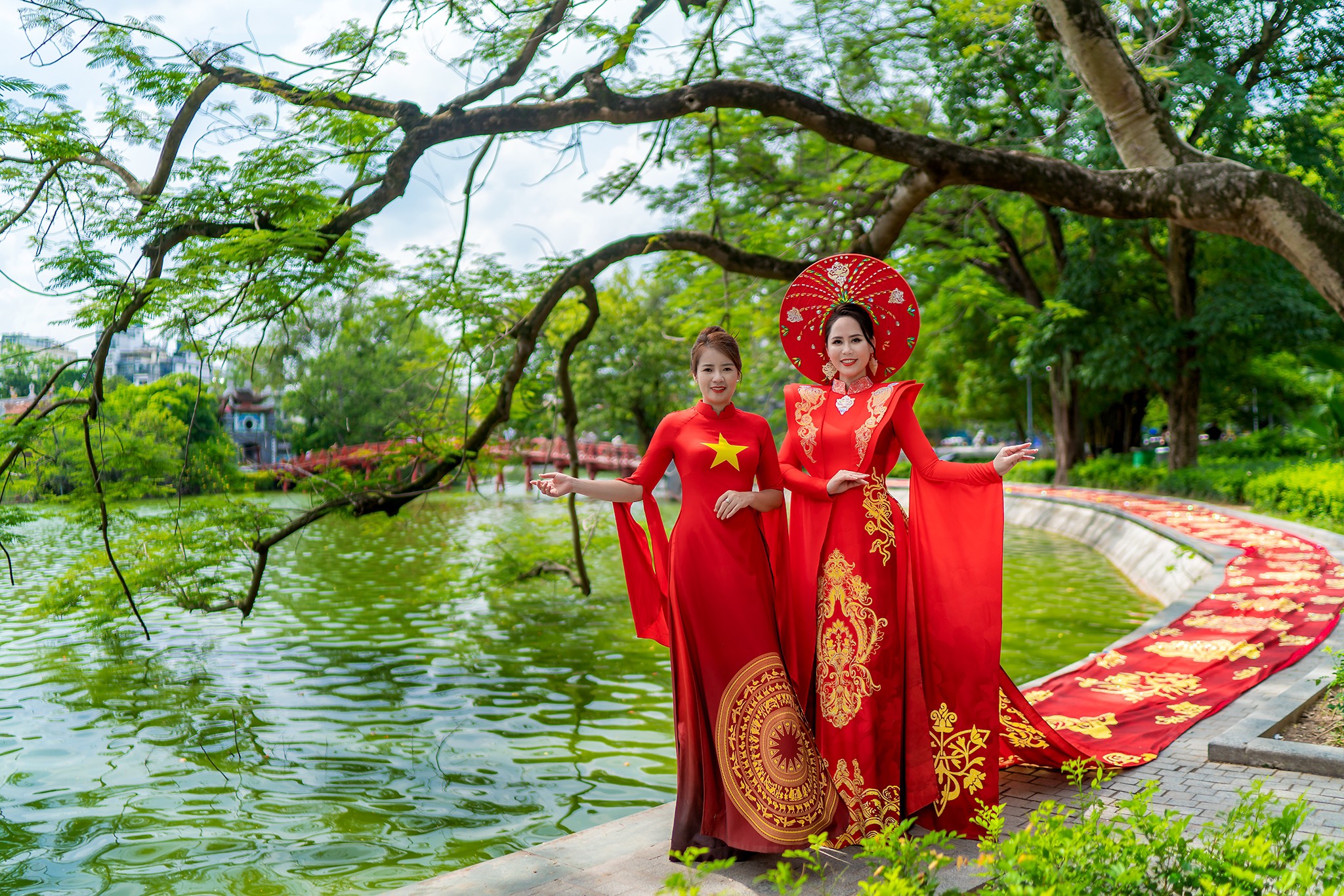 Áo dài “Dấu ấn thời gian” của NTK Hoàng Ly xác lập kỷ lục Guiness Việt Nam - ảnh 2