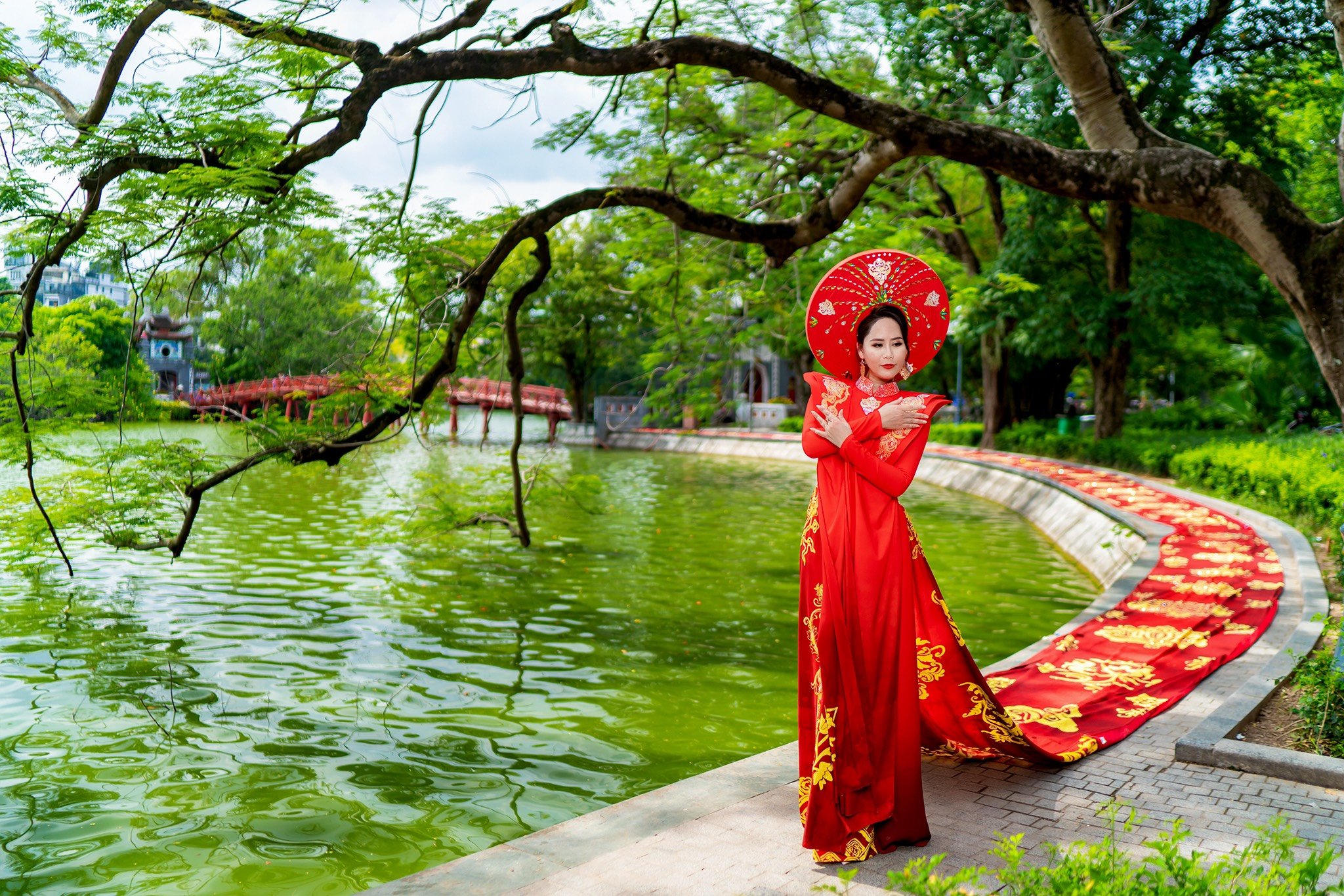 Áo dài “Dấu ấn thời gian” của NTK Hoàng Ly xác lập kỷ lục Guiness Việt Nam - ảnh 4
