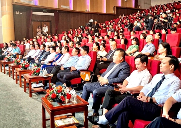 Xúc động chương trình nghệ thuật đặc biệt “Màu hoa đỏ” - ảnh 1